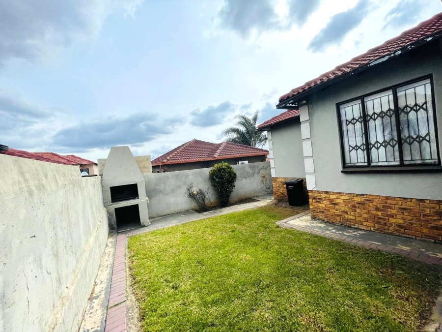 2 Bedroom Property for Sale in Clayville Gauteng