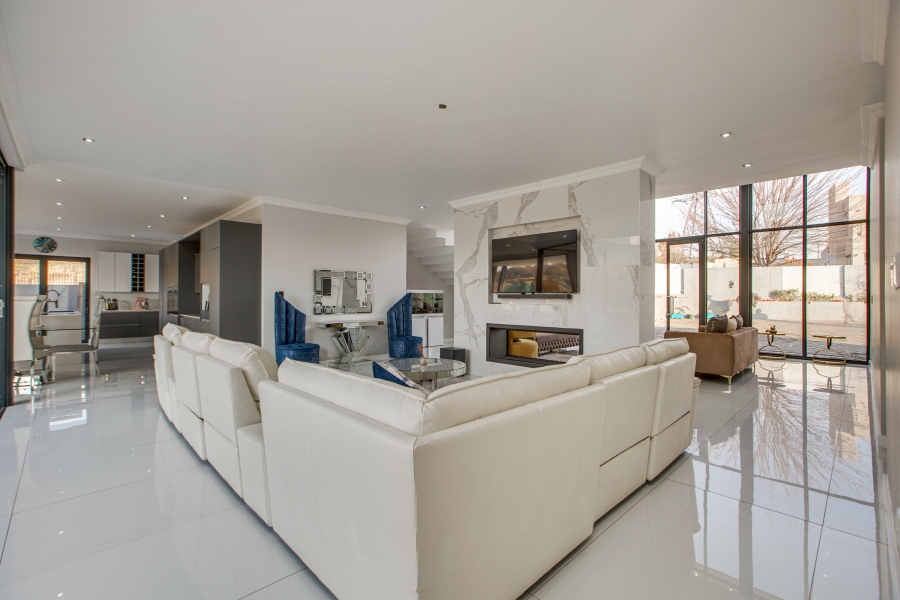 5 Bedroom Property for Sale in Cedar Creek Gauteng