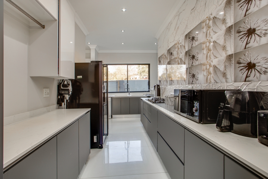 5 Bedroom Property for Sale in Cedar Creek Gauteng