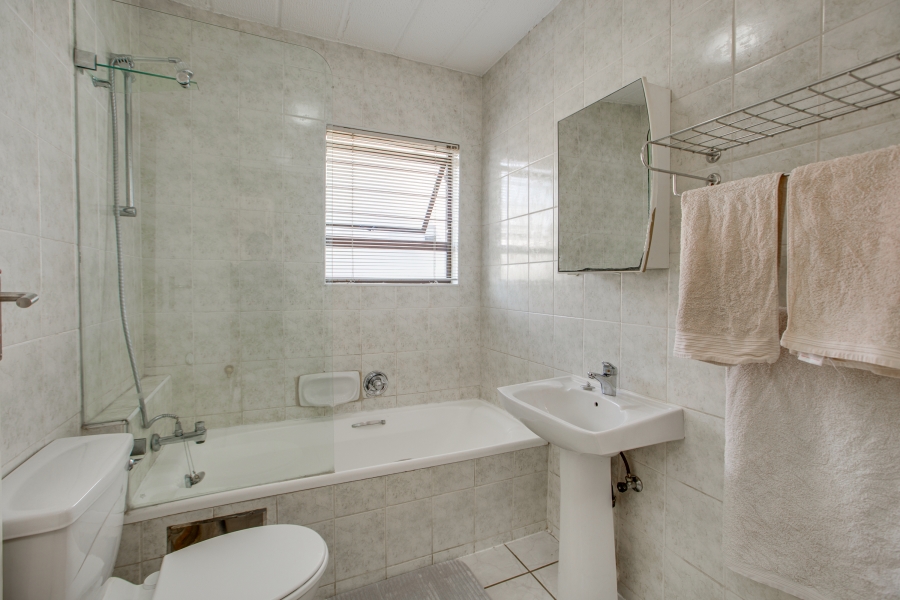 1 Bedroom Property for Sale in Waterford Estates Gauteng