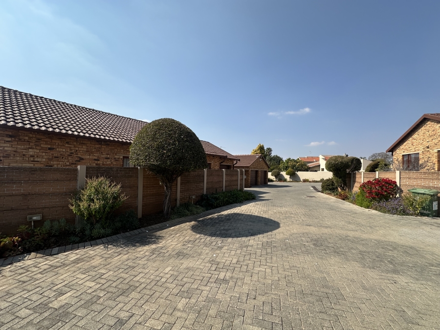 To Let 2 Bedroom Property for Rent in Little Falls Gauteng