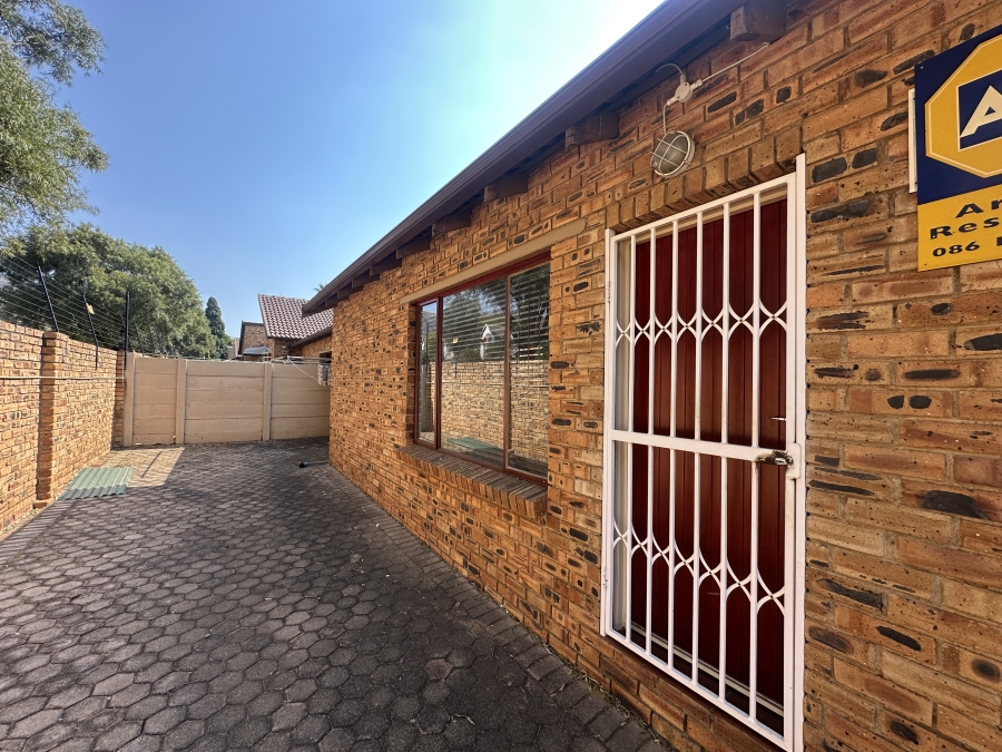 To Let 2 Bedroom Property for Rent in Little Falls Gauteng