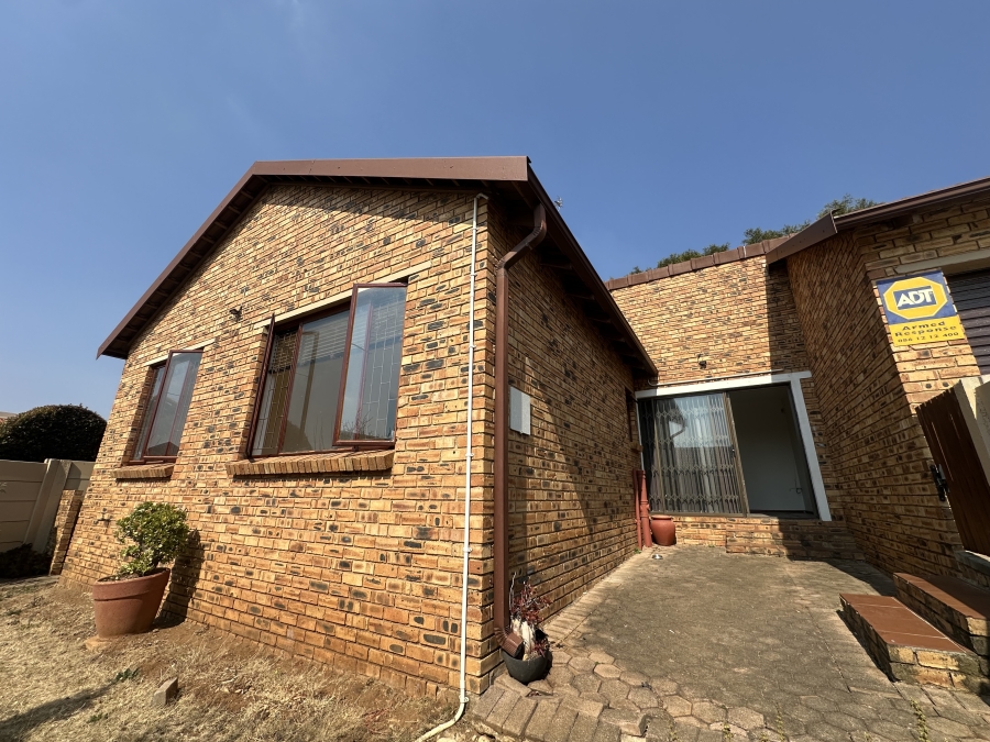 To Let 2 Bedroom Property for Rent in Little Falls Gauteng