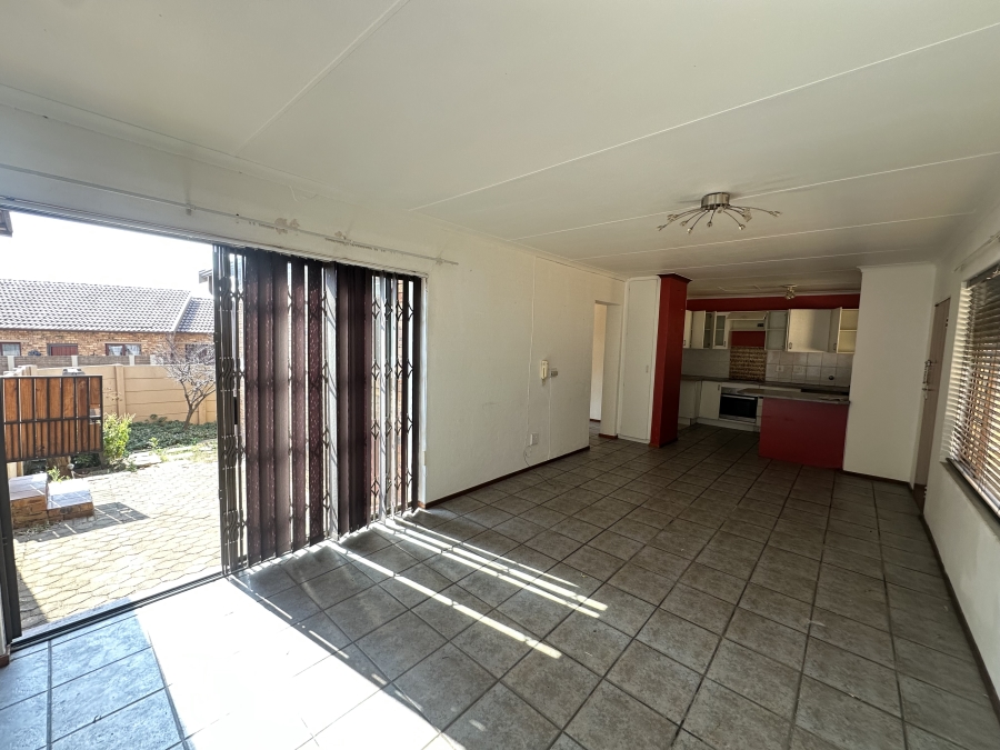 To Let 2 Bedroom Property for Rent in Little Falls Gauteng