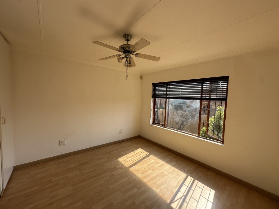To Let 2 Bedroom Property for Rent in Little Falls Gauteng