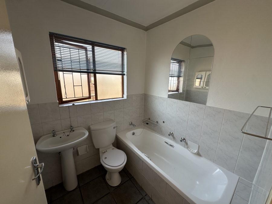 To Let 2 Bedroom Property for Rent in Little Falls Gauteng