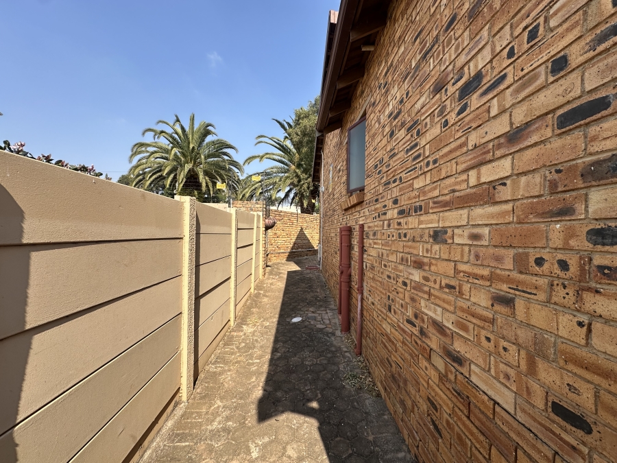 To Let 2 Bedroom Property for Rent in Little Falls Gauteng