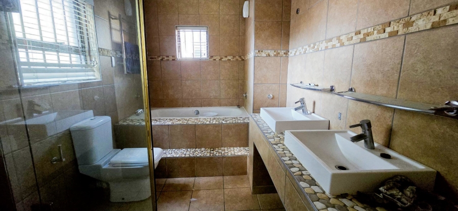 4 Bedroom Property for Sale in Garsfontein Gauteng