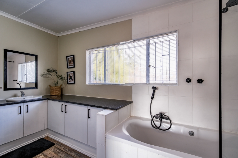 3 Bedroom Property for Sale in Garsfontein Gauteng