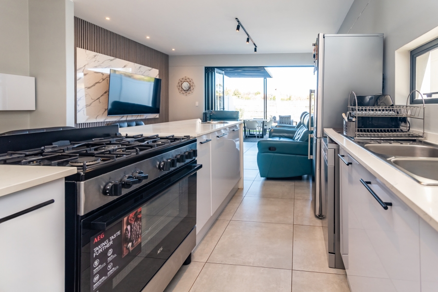 To Let 2 Bedroom Property for Rent in Hurlingham Gauteng