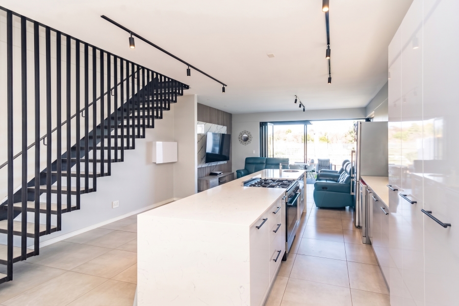 To Let 2 Bedroom Property for Rent in Hurlingham Gauteng
