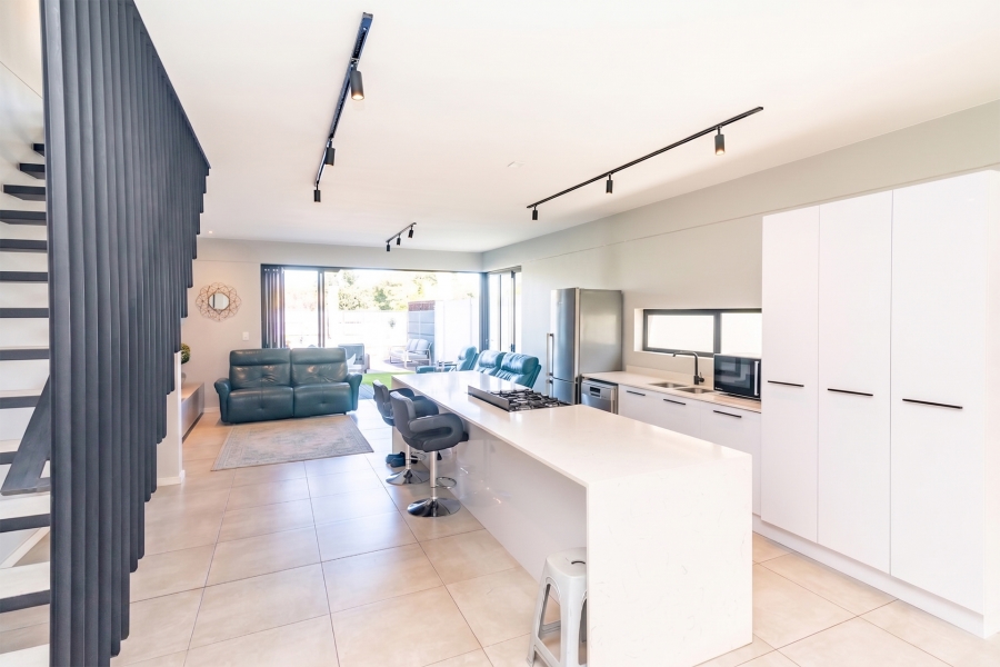To Let 2 Bedroom Property for Rent in Hurlingham Gauteng