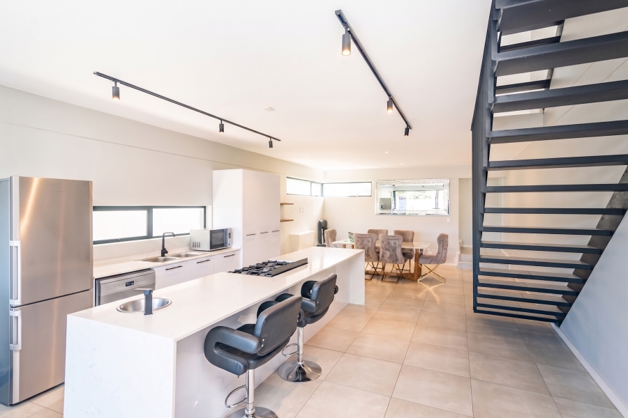To Let 2 Bedroom Property for Rent in Hurlingham Gauteng