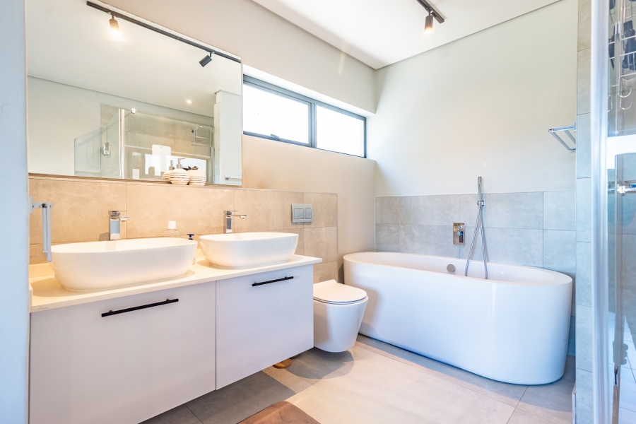 To Let 2 Bedroom Property for Rent in Hurlingham Gauteng