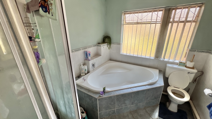 2 Bedroom Property for Sale in Eldoraigne Gauteng