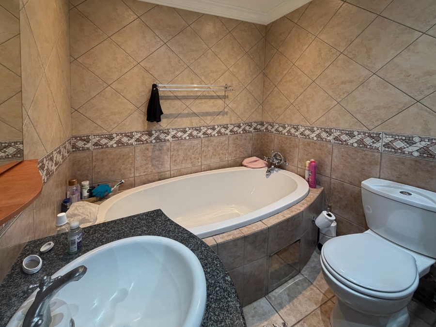 5 Bedroom Property for Sale in Kameeldrift West Gauteng