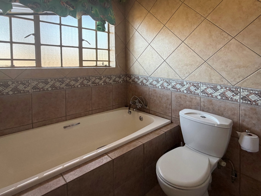 5 Bedroom Property for Sale in Kameeldrift West Gauteng