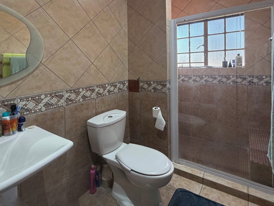 5 Bedroom Property for Sale in Kameeldrift West Gauteng