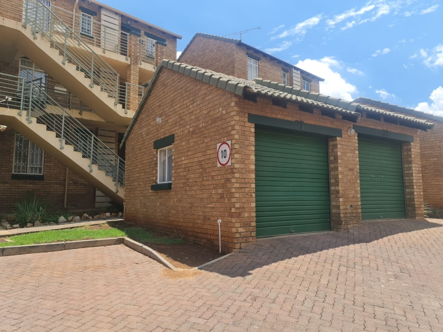 To Let 2 Bedroom Property for Rent in Die Hoewes Gauteng