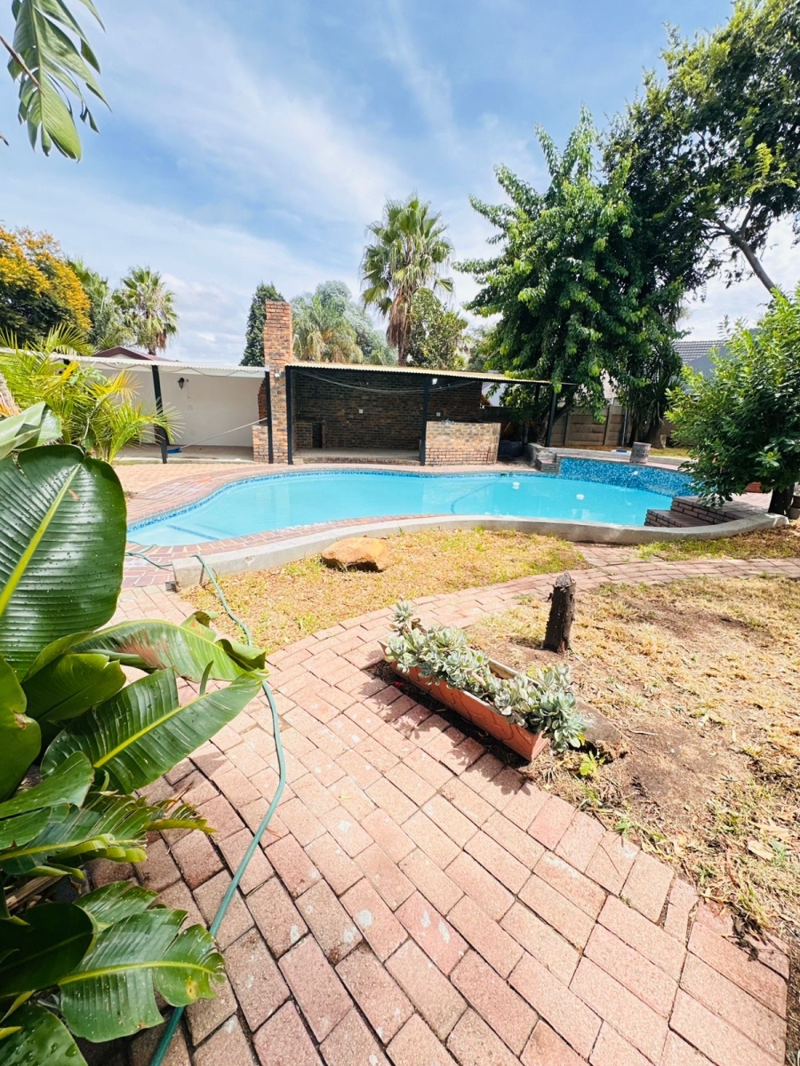 To Let 4 Bedroom Property for Rent in Vorna Valley Gauteng