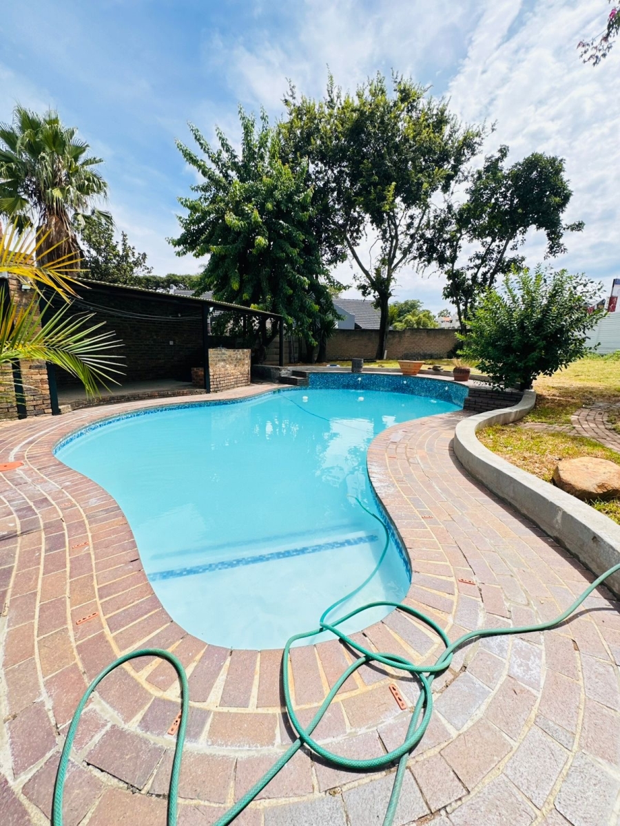 To Let 4 Bedroom Property for Rent in Vorna Valley Gauteng