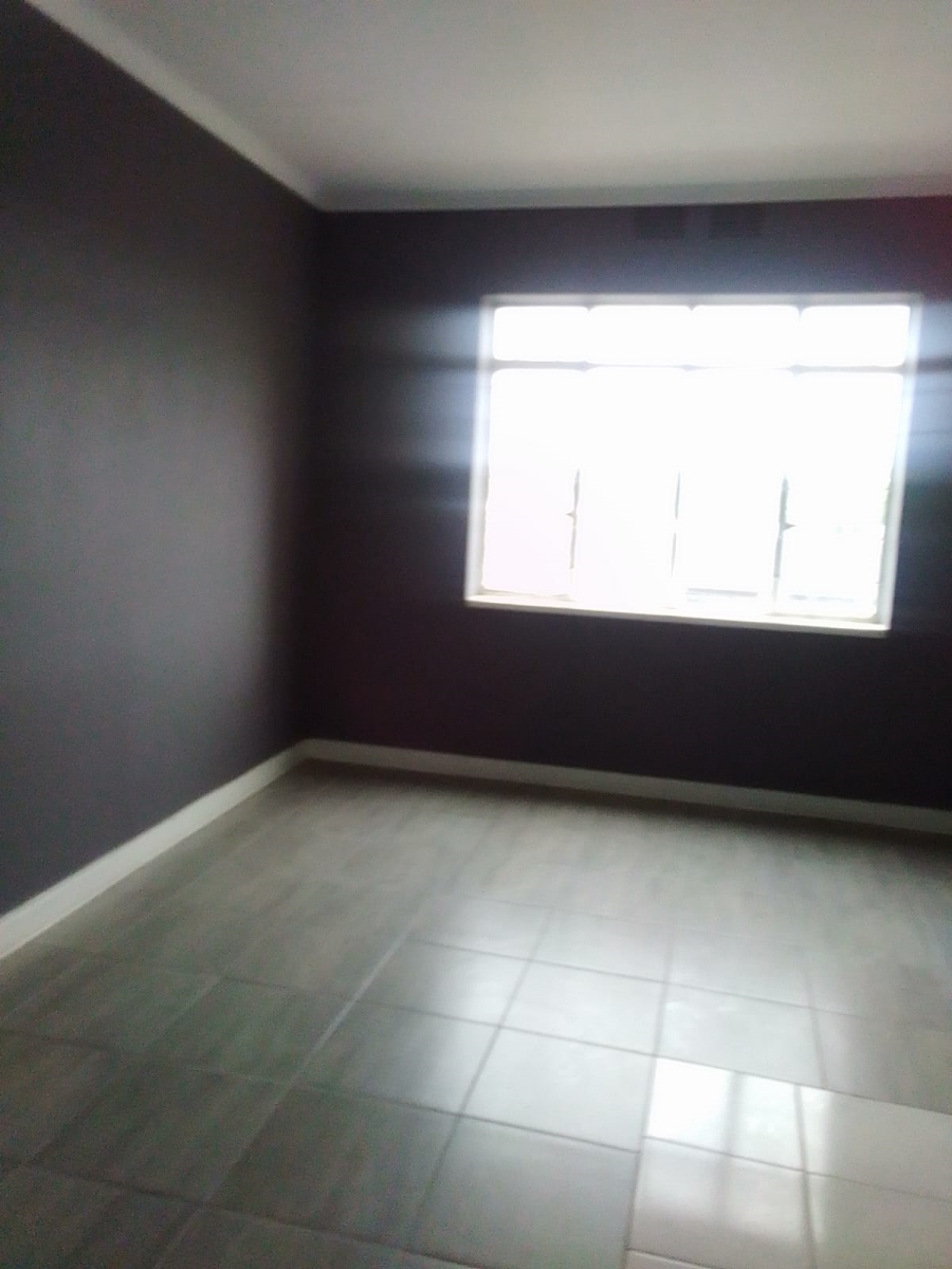 To Let 1 Bedroom Property for Rent in Florida Glen Gauteng