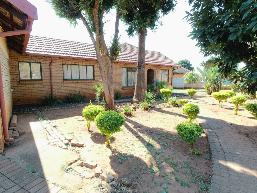 5 Bedroom Property for Sale in The Orchards Gauteng