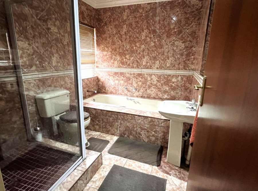 10 Bedroom Property for Sale in Waterkloof Ridge Gauteng