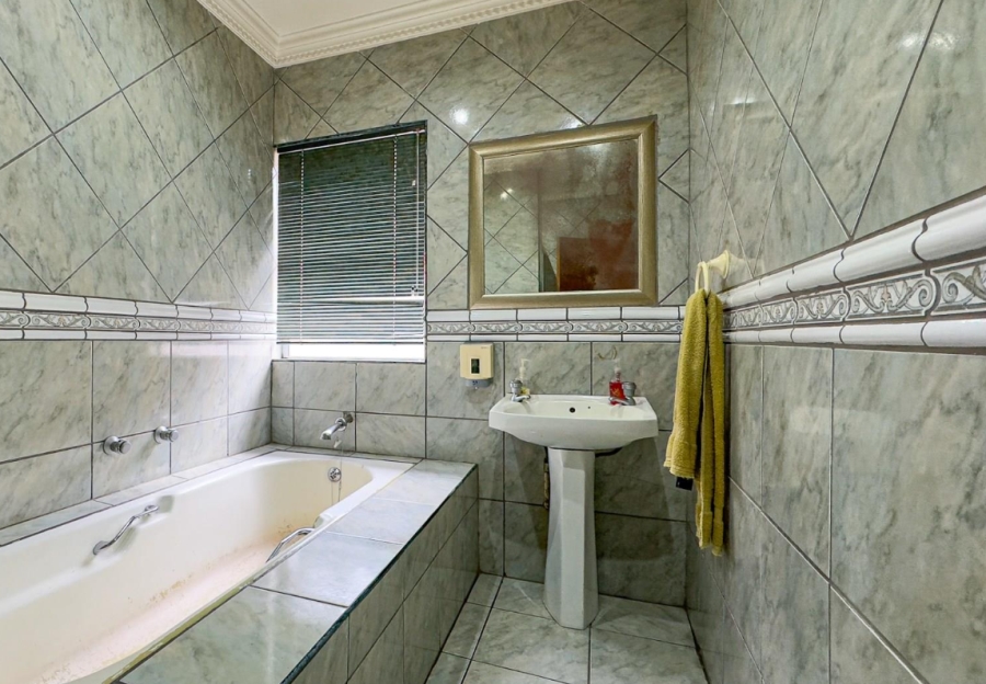 10 Bedroom Property for Sale in Waterkloof Ridge Gauteng