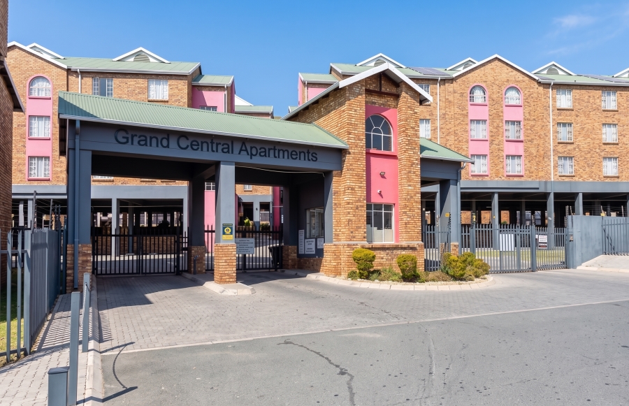 1 Bedroom Property for Sale in Grand Central Gauteng