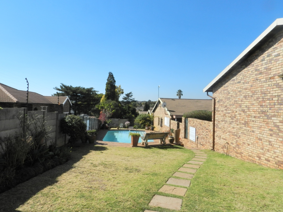 To Let 2 Bedroom Property for Rent in Weltevreden Park Gauteng