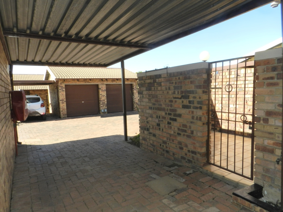 To Let 2 Bedroom Property for Rent in Weltevreden Park Gauteng
