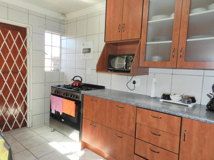 To Let 2 Bedroom Property for Rent in Weltevreden Park Gauteng