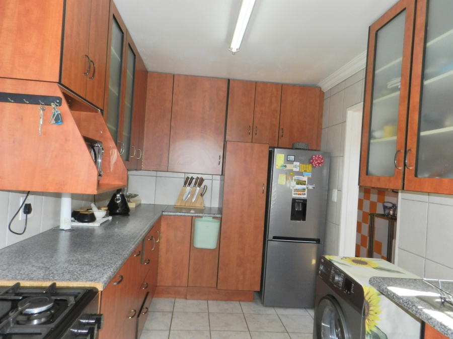 To Let 2 Bedroom Property for Rent in Weltevreden Park Gauteng