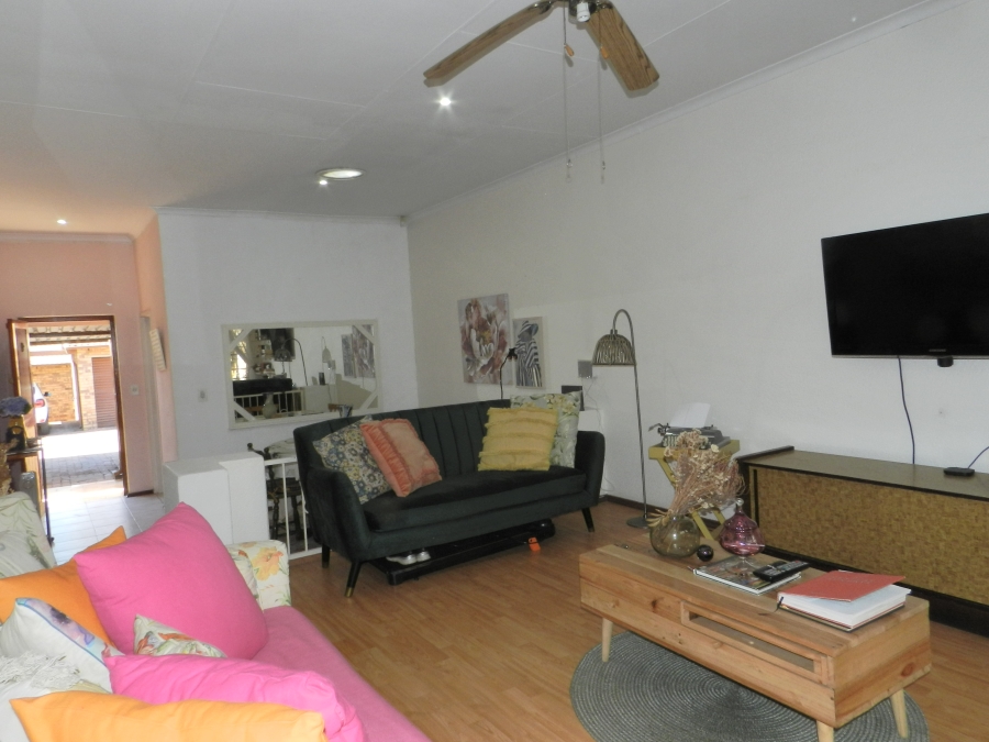 To Let 2 Bedroom Property for Rent in Weltevreden Park Gauteng