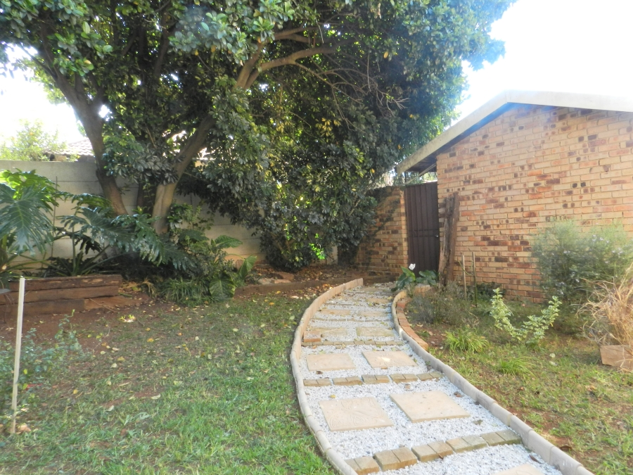 To Let 2 Bedroom Property for Rent in Weltevreden Park Gauteng