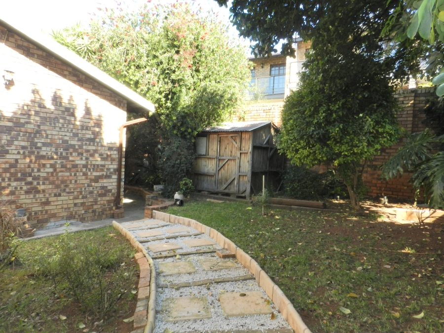 To Let 2 Bedroom Property for Rent in Weltevreden Park Gauteng