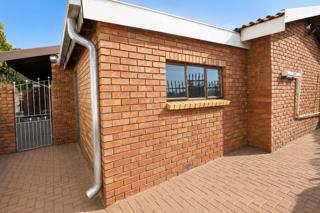 3 Bedroom Property for Sale in Brackendowns Gauteng