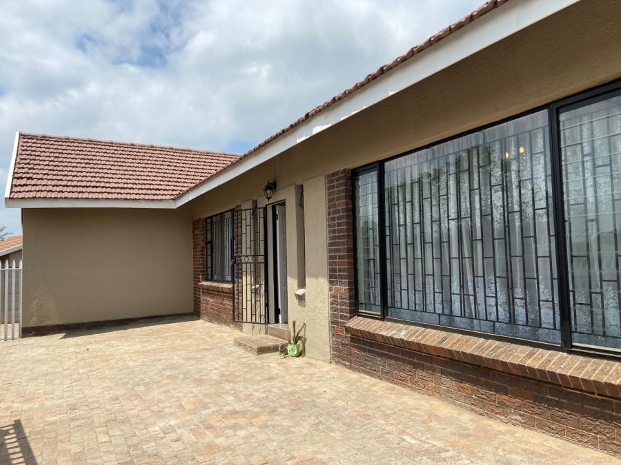 To Let 4 Bedroom Property for Rent in Linden Gauteng