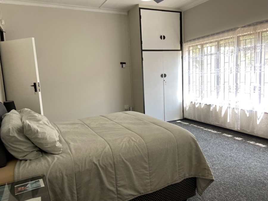 To Let 4 Bedroom Property for Rent in Linden Gauteng
