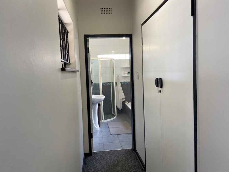 To Let 4 Bedroom Property for Rent in Linden Gauteng