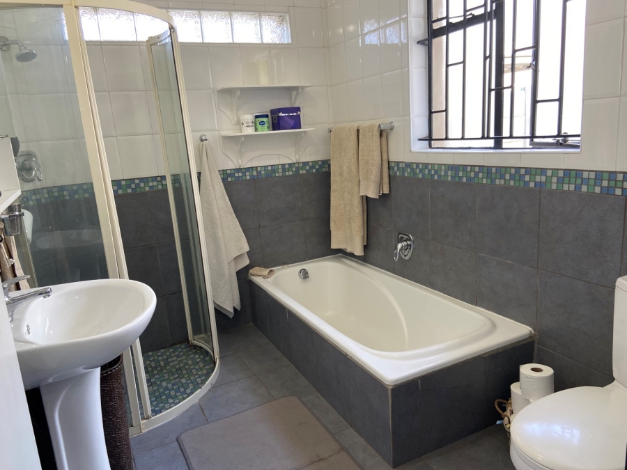 To Let 4 Bedroom Property for Rent in Linden Gauteng