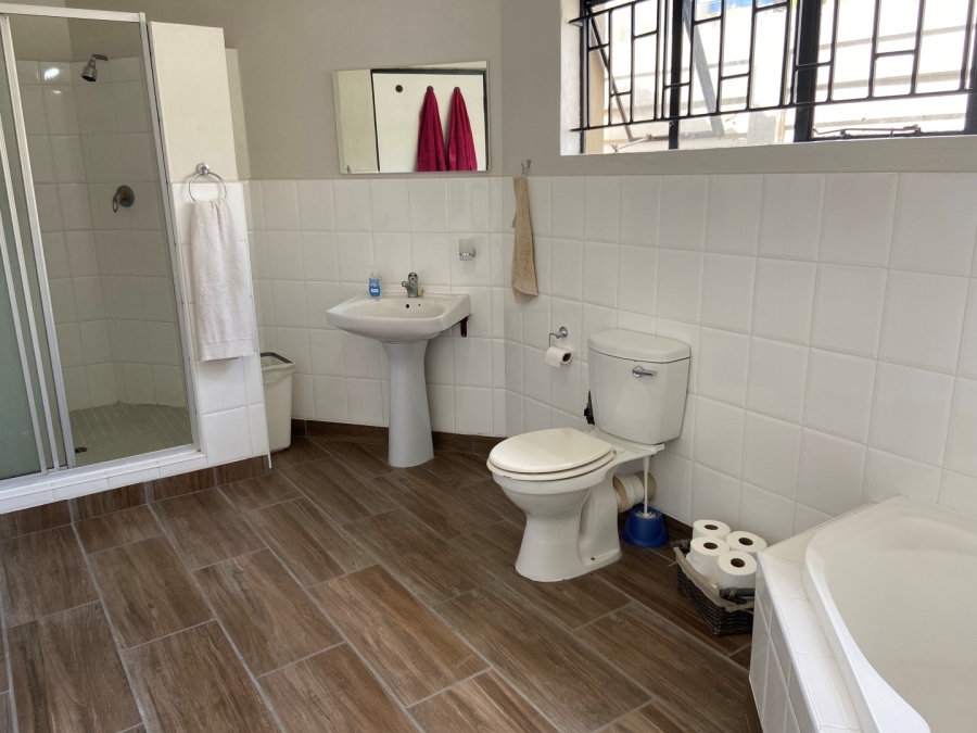 To Let 4 Bedroom Property for Rent in Linden Gauteng