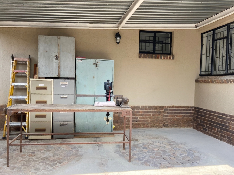 To Let 4 Bedroom Property for Rent in Linden Gauteng
