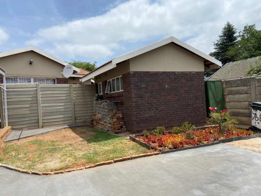 To Let 4 Bedroom Property for Rent in Linden Gauteng