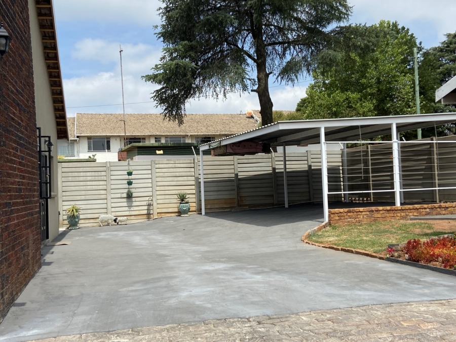 To Let 4 Bedroom Property for Rent in Linden Gauteng