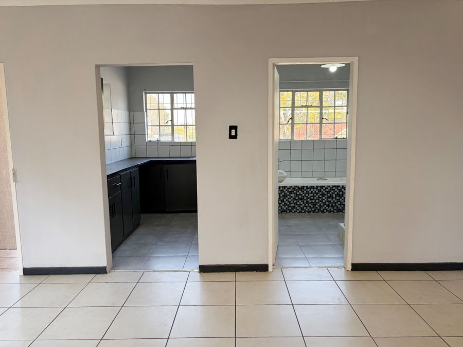 To Let 2 Bedroom Property for Rent in Linden Gauteng