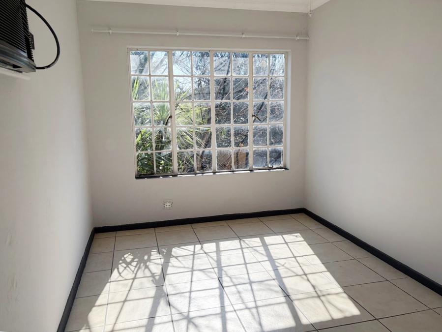 To Let 2 Bedroom Property for Rent in Linden Gauteng