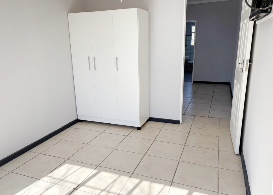 To Let 2 Bedroom Property for Rent in Linden Gauteng