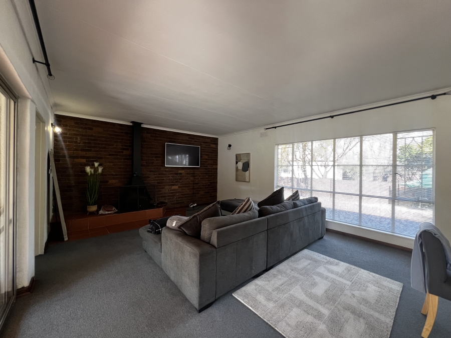 To Let 4 Bedroom Property for Rent in Vorna Valley Gauteng